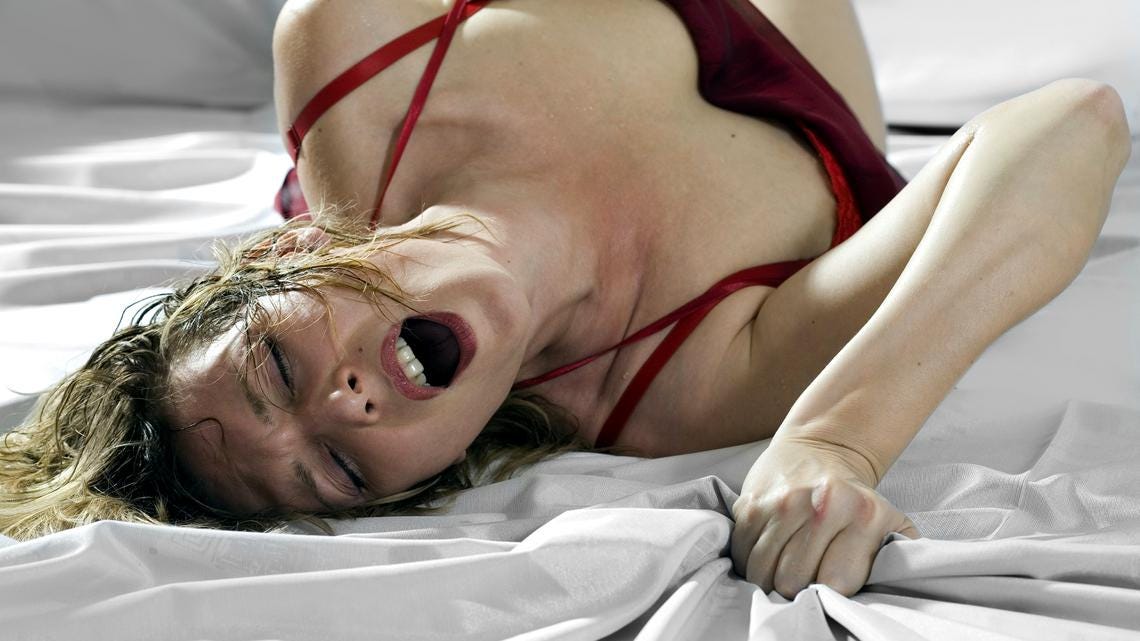 Французская леди в эротическом наряде испытывает оргазм от мастурбации