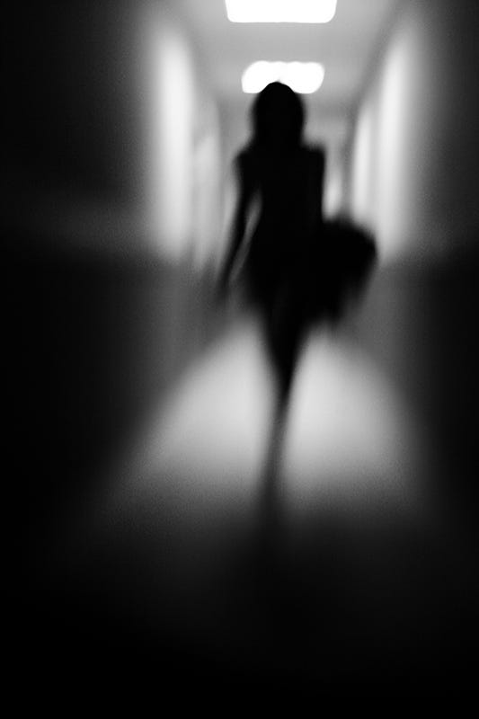 Азиатка гуляет обнаженной по коридору фото
