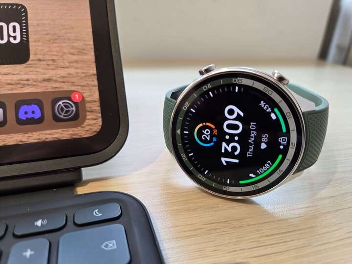 Gregory Plotkin Crimson 2020 Watch Crimson Faze Rug Round Apple