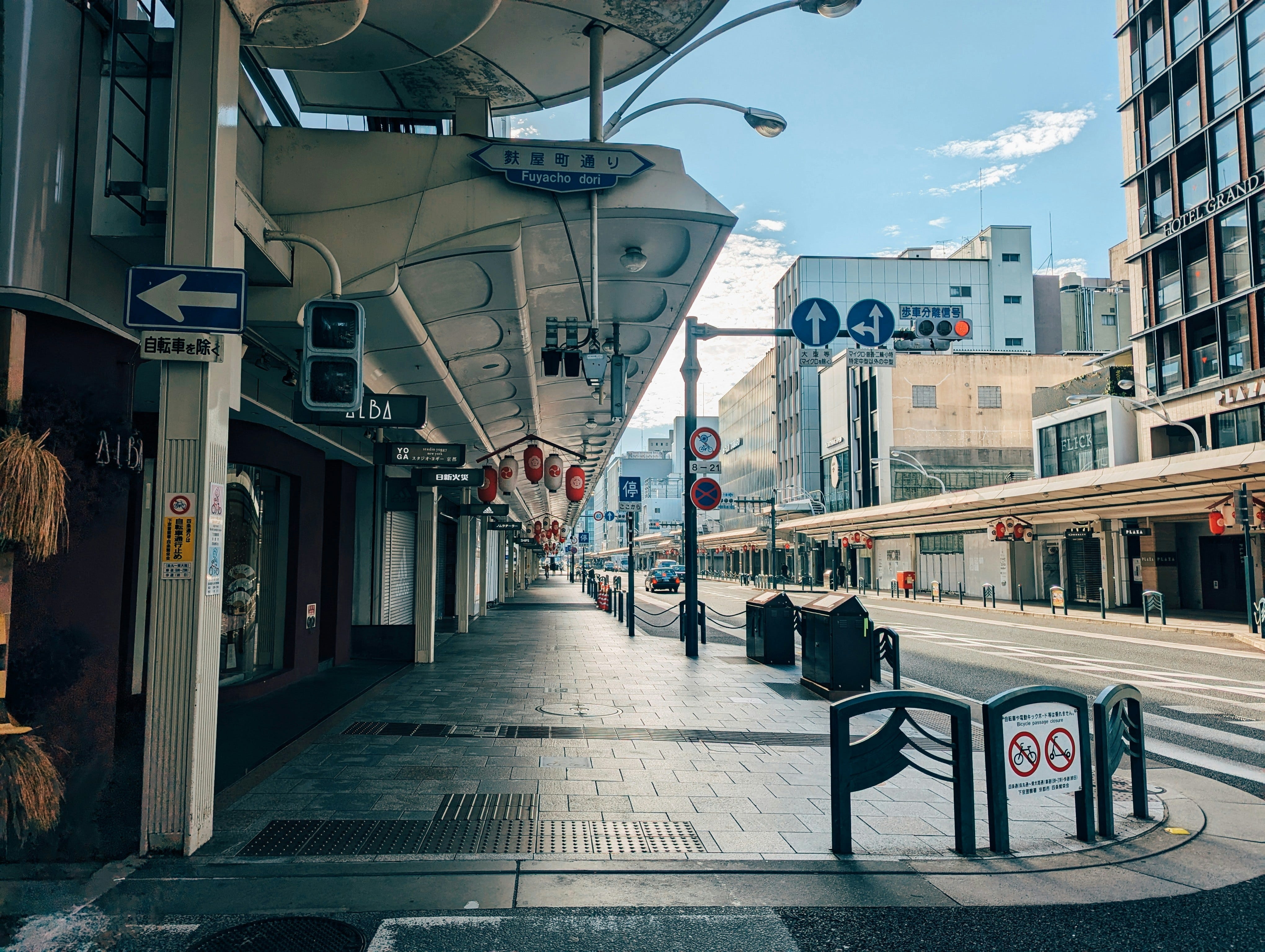 Shijō-dōri Underground Passage. An unexpected art space and the