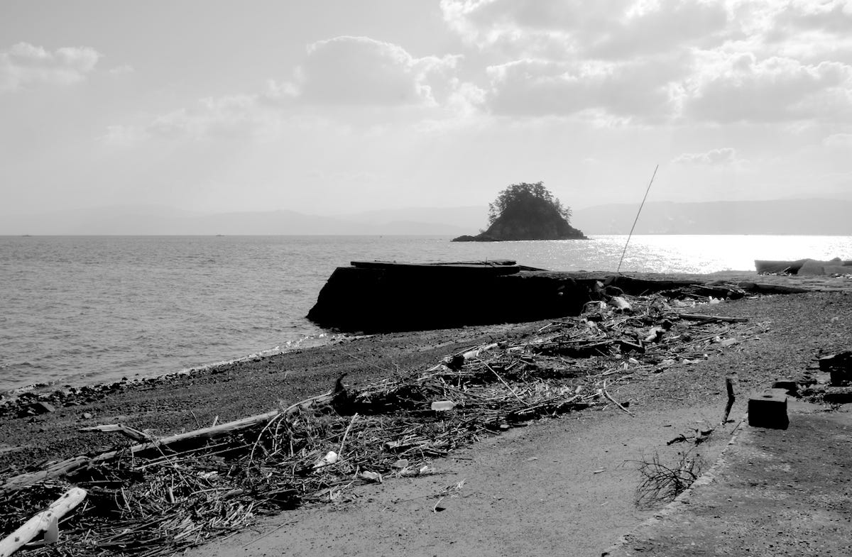 股島 Matashima Island. 観音寺（香川県）沖に浮かぶ股島。1960