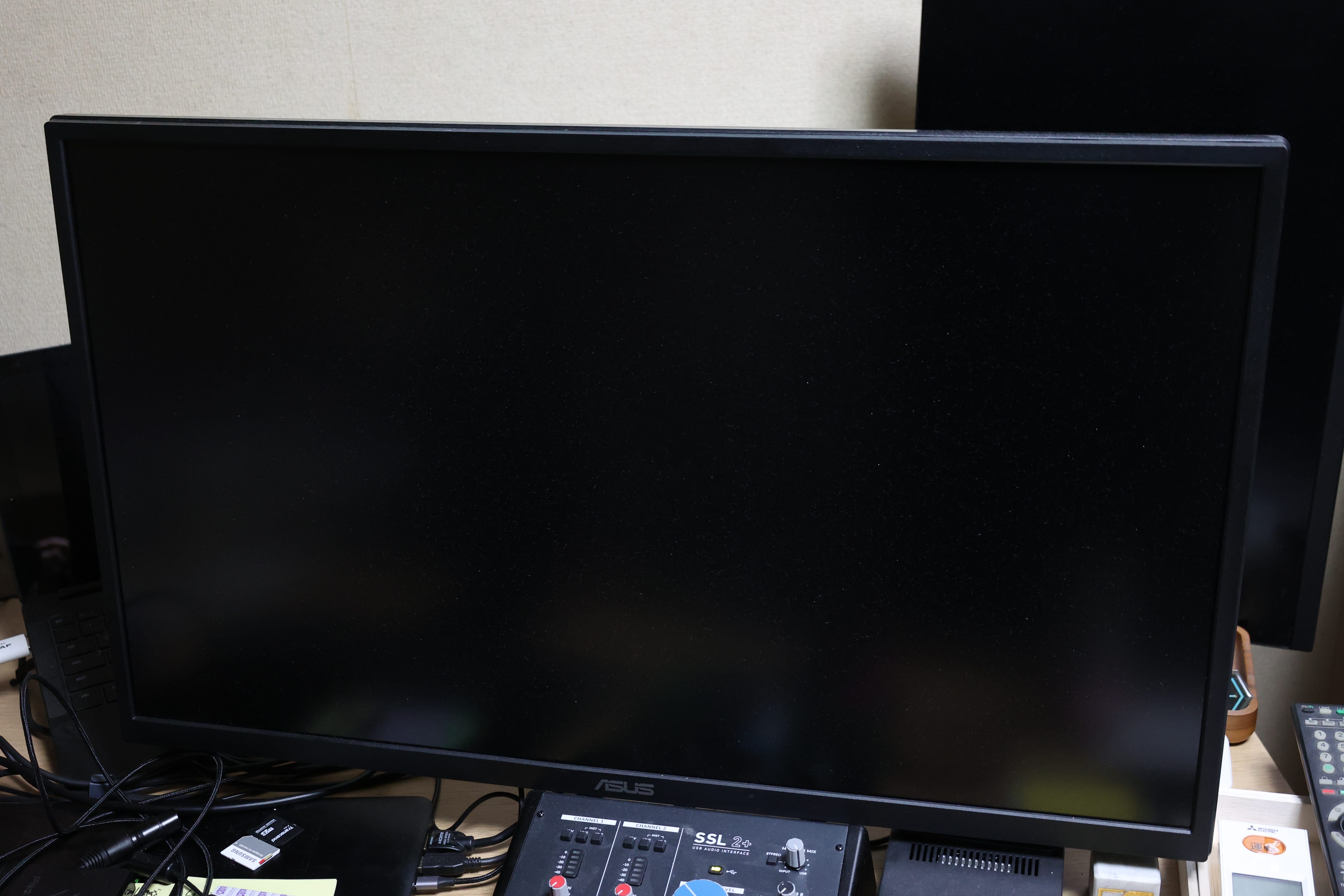VA32UQ 32インチ　4K モニター　モニタースタンド付き　値下げ可 VA32UQ 32インチ 4K モニター モニタースタンド付き 値下げ可