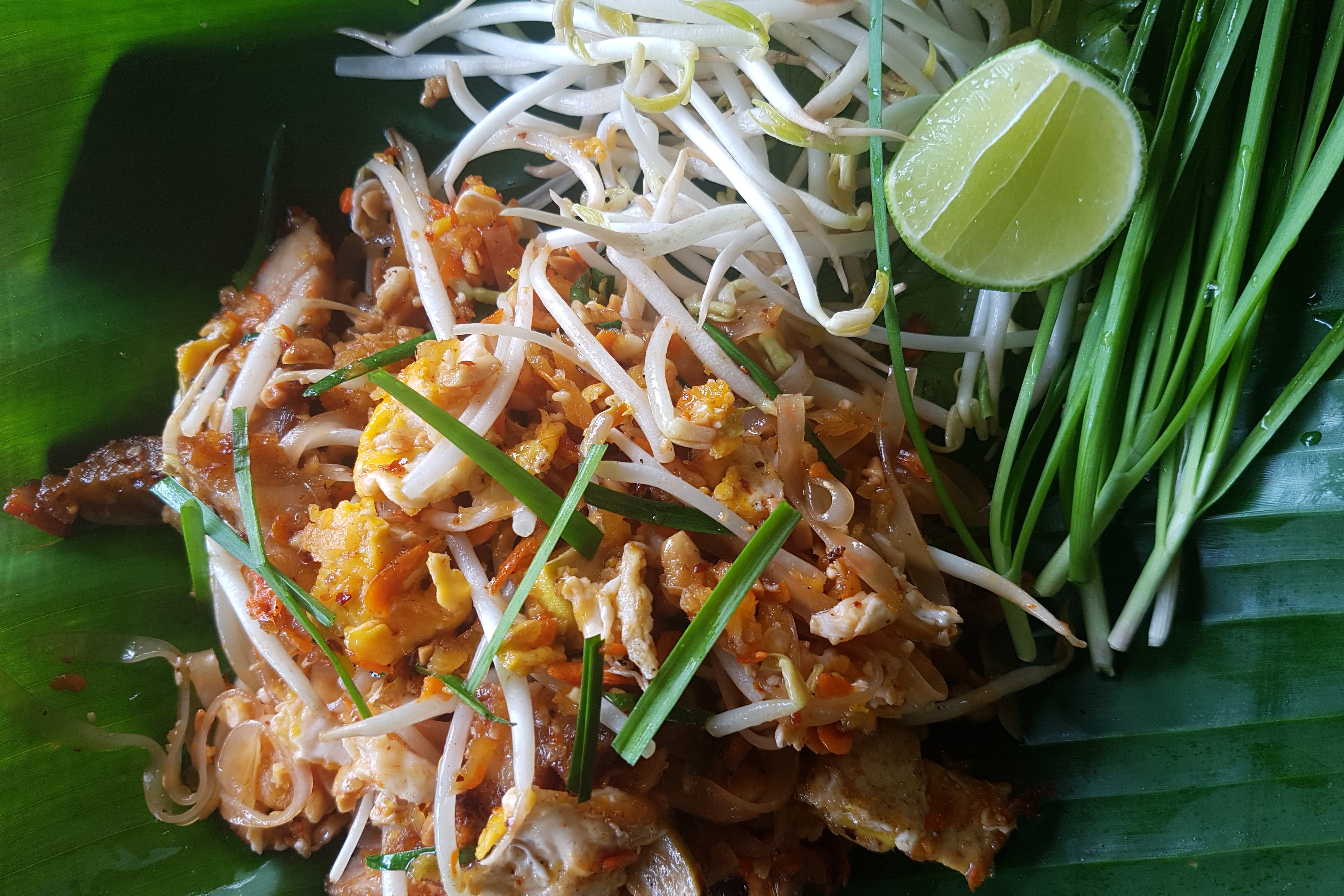 Pad Thai：我不是柬埔寨料理. 文化混血的街頭小吃，如何變成現代泰國的國民美食？ | by Jiahe Lin | 亞細安asean now |  Medium