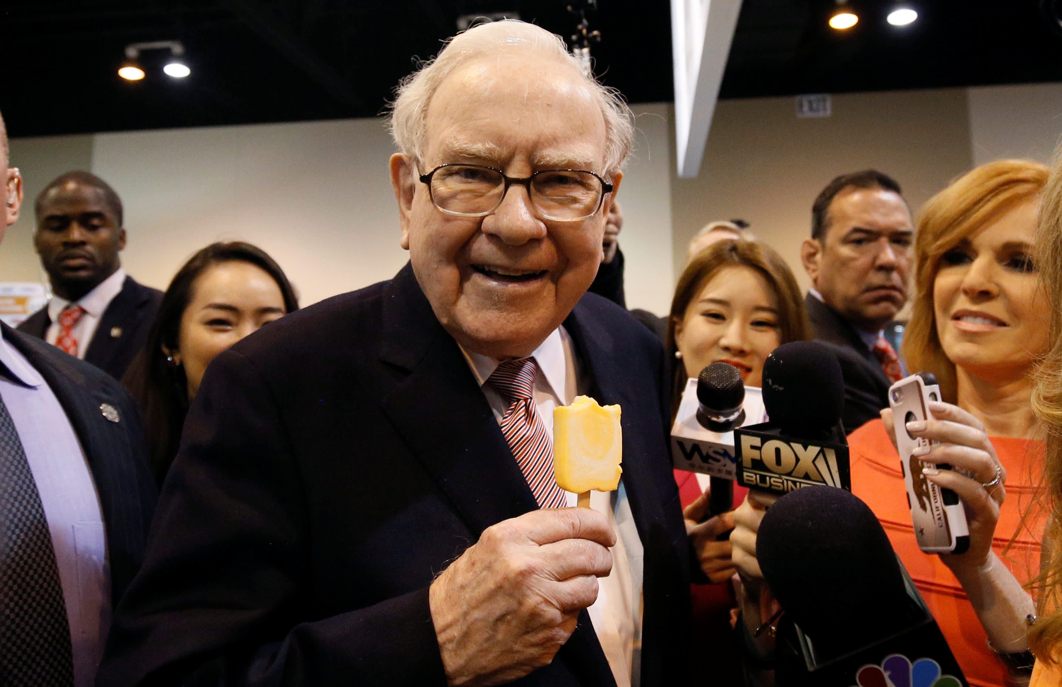 Working with people he likes has given Warren Buffett a long and happy life  | by Isabelle Gourier | Medium