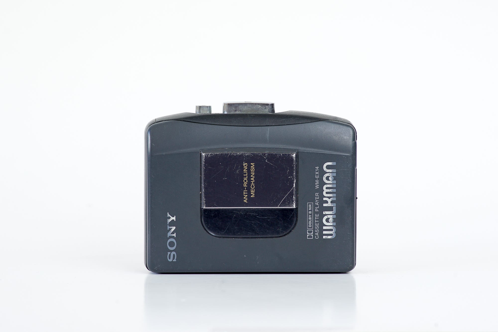 We Tore Down One of the Most Famous Walkman: the Sony