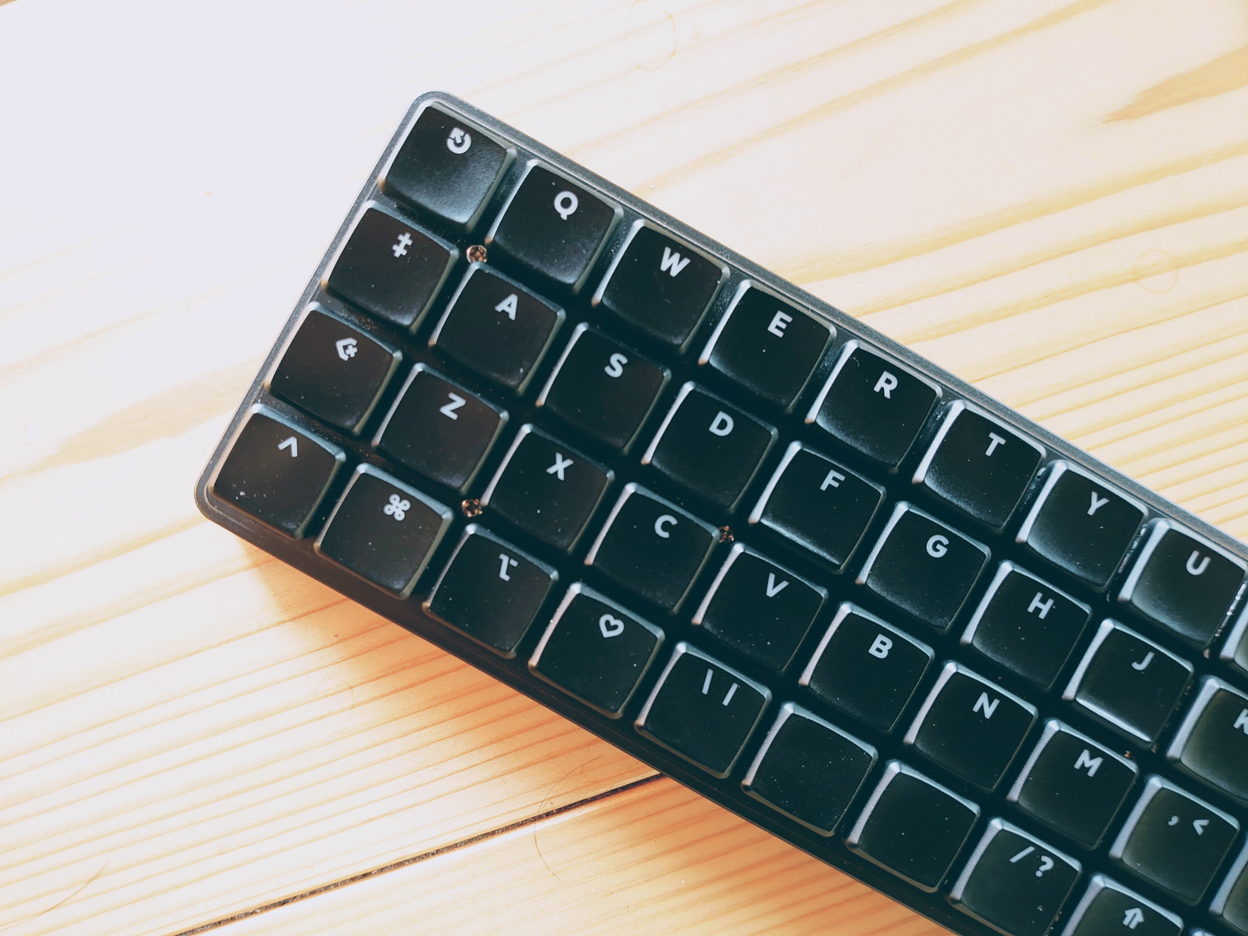 YASU様　キーポイント集をラミネート加工に変更 スチール製X型キーボード・スタンド KS-29 BLK | キクタニ