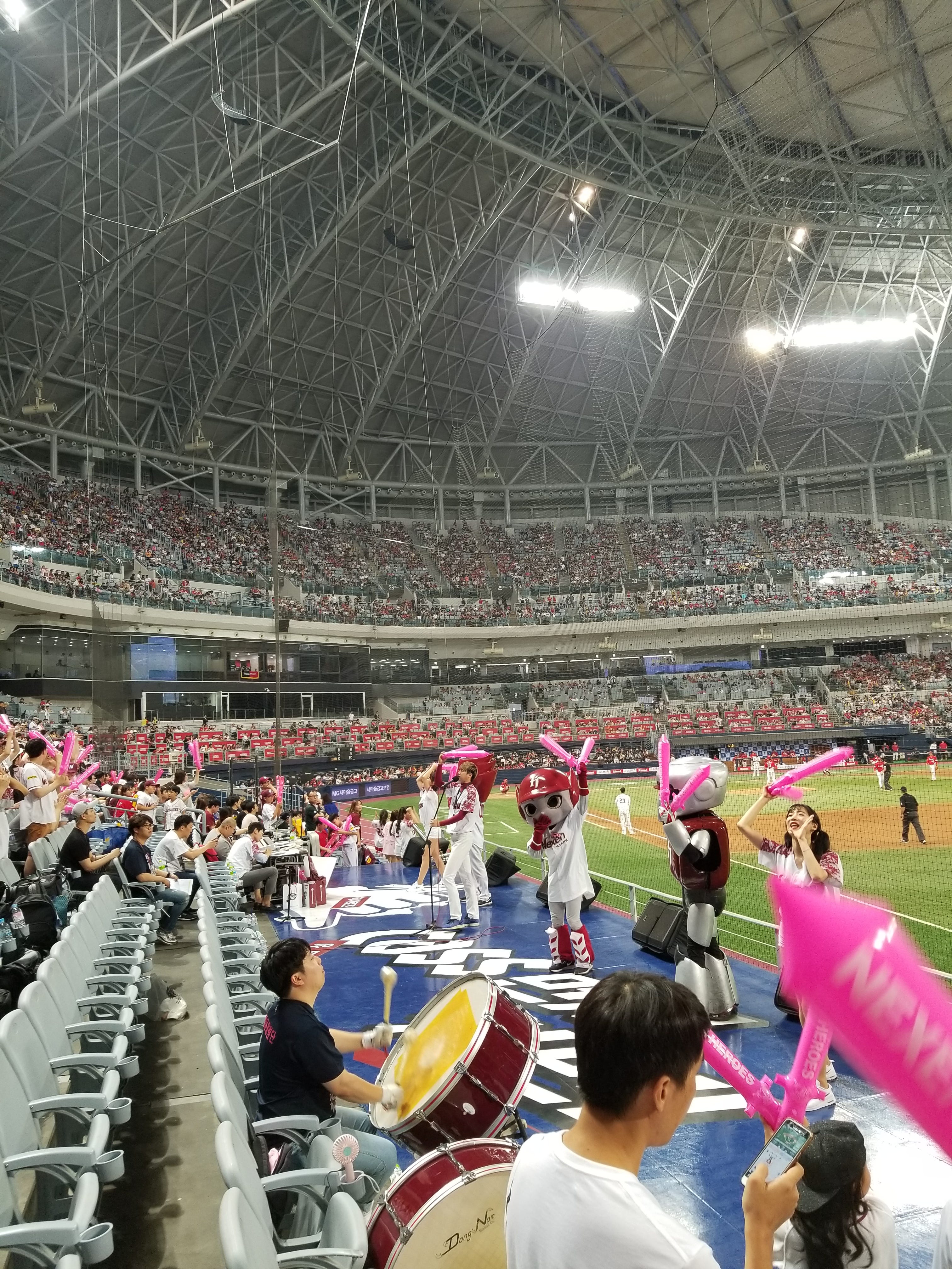 EXID's #Junghwa threw out the first pitch at the game between the LG Twins  and the Nexen Heroes! #kpop #kstar, image size:3024x4032