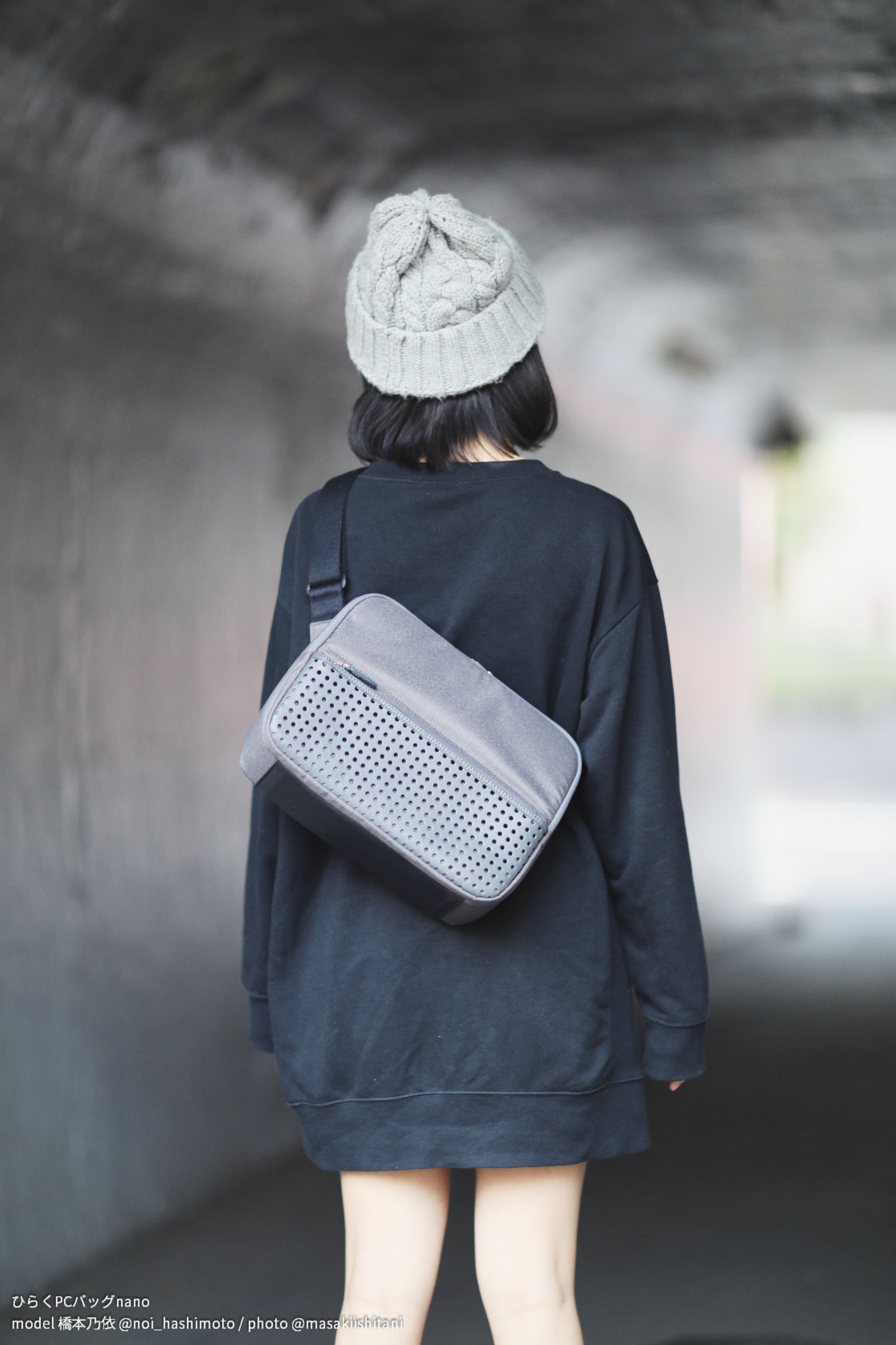 ひらくPCバッグnano / カバン女子01–6. model 橋本乃依