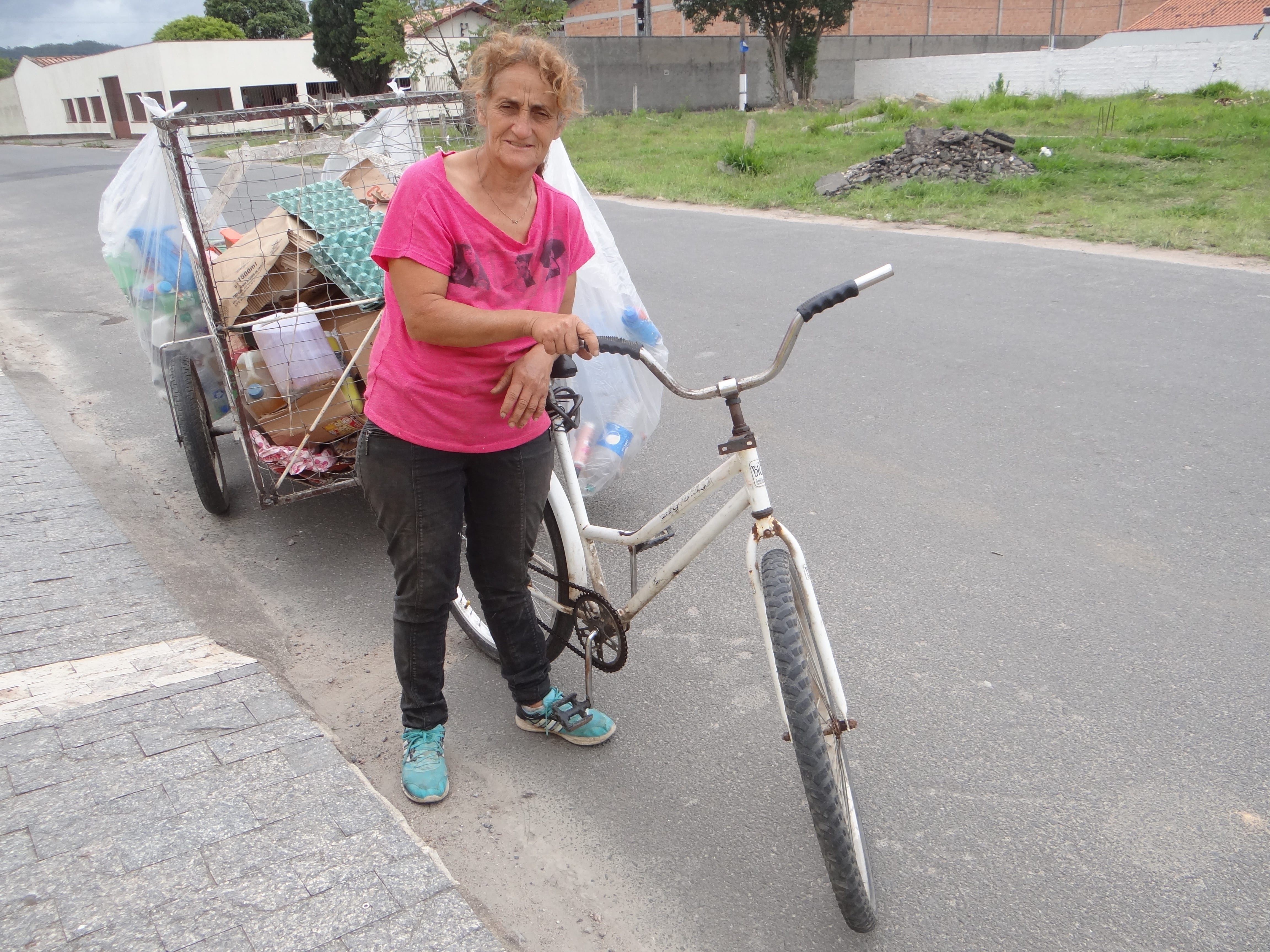 Histórias Recicladas. A invisibilidade dos catadores de… | by Milena Flor  Tomé | Medium, image size:4608x3456