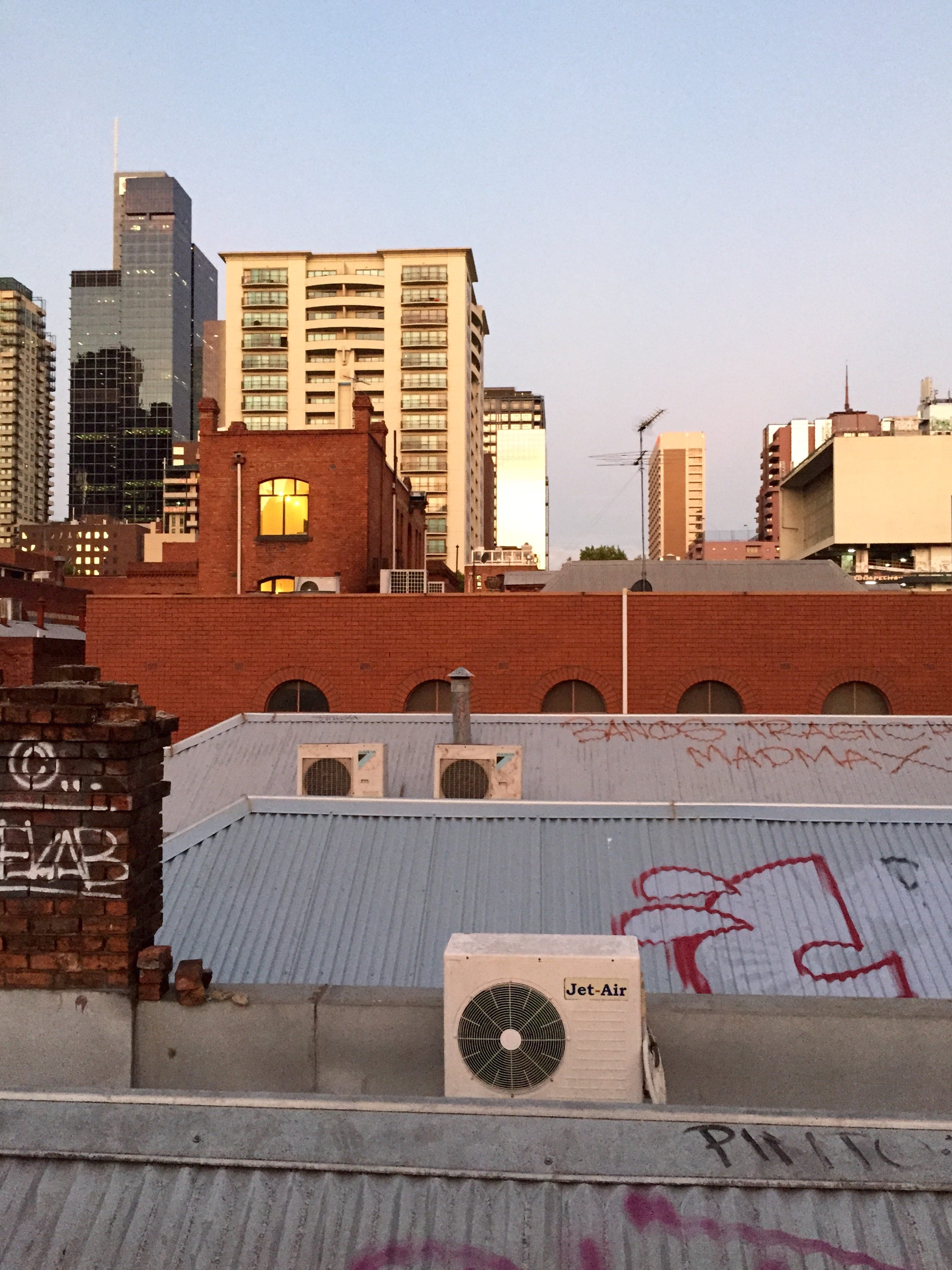 벽에 걸려 있는 도시 사진 사진 – Unsplash의 무료 예술 이미지, image size:2390x3188