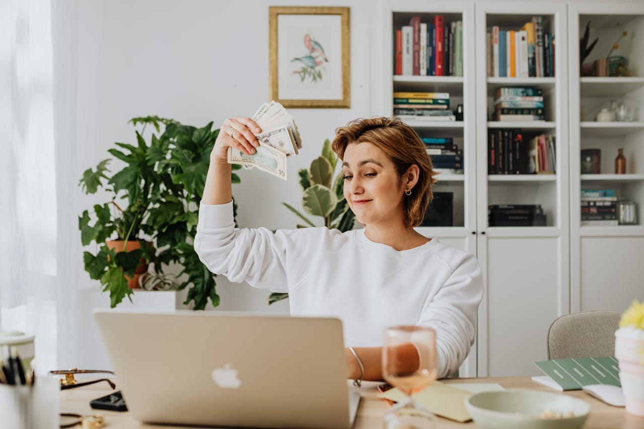 How To Make Make Money As a Women: 15 Ways Women Can Make Money Quickly |  by Money Savvy | Medium