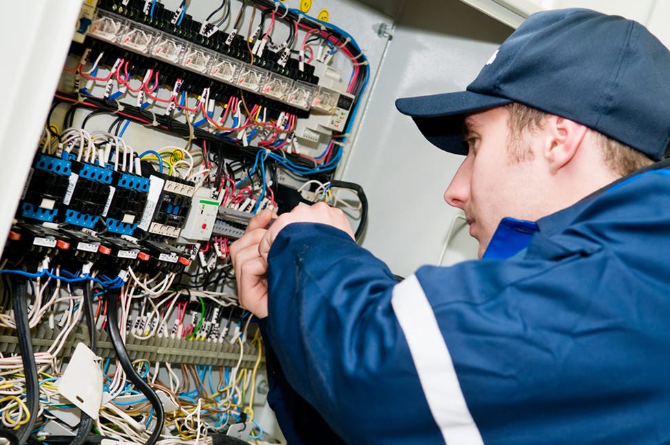 Common Electrical Problems That Menifee Homeowners Should Never Ignore