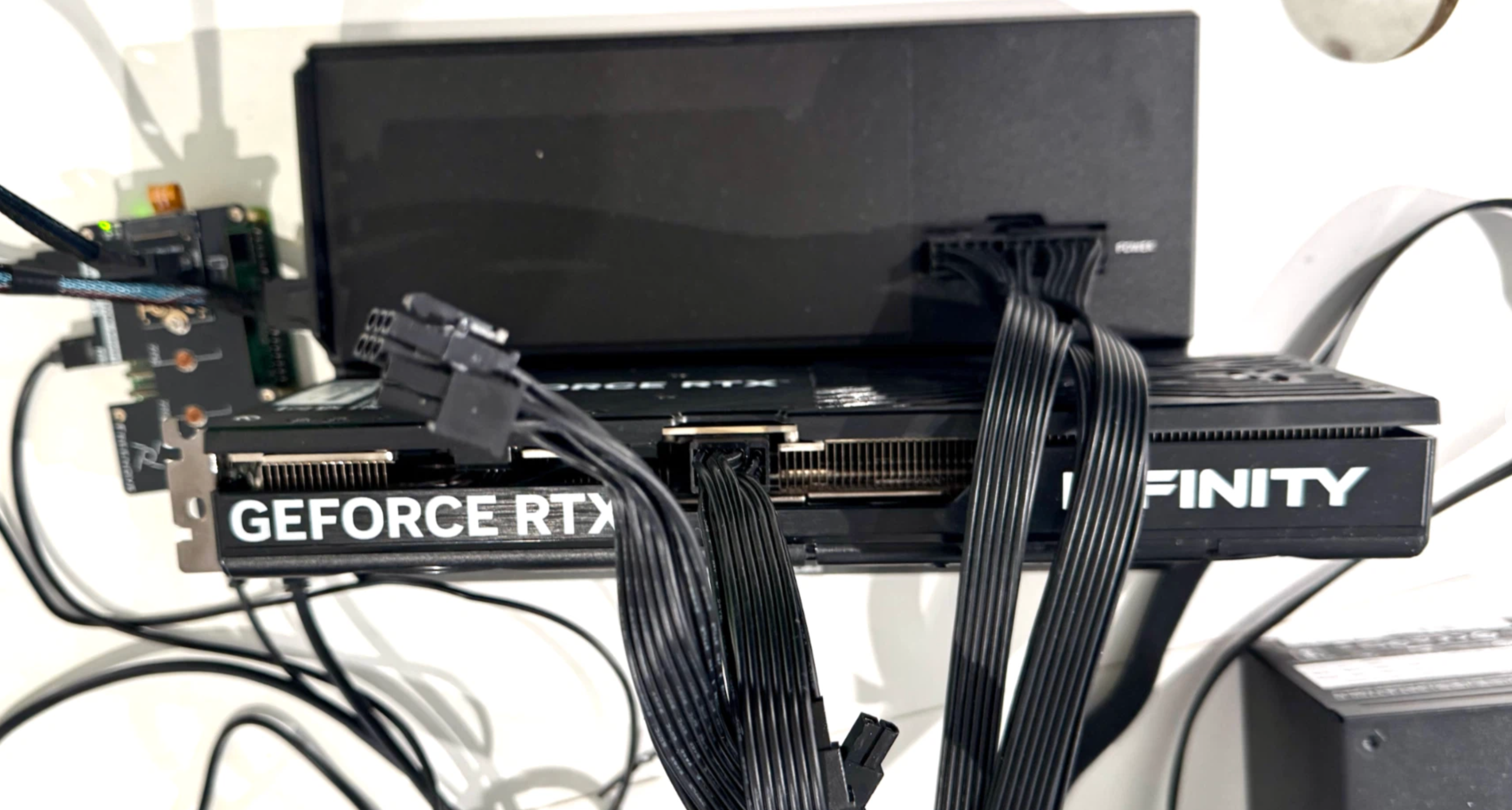 rasuページ Duct-Tape AI: How I Hot-Wired a GPU to a Raspberry Pi and It