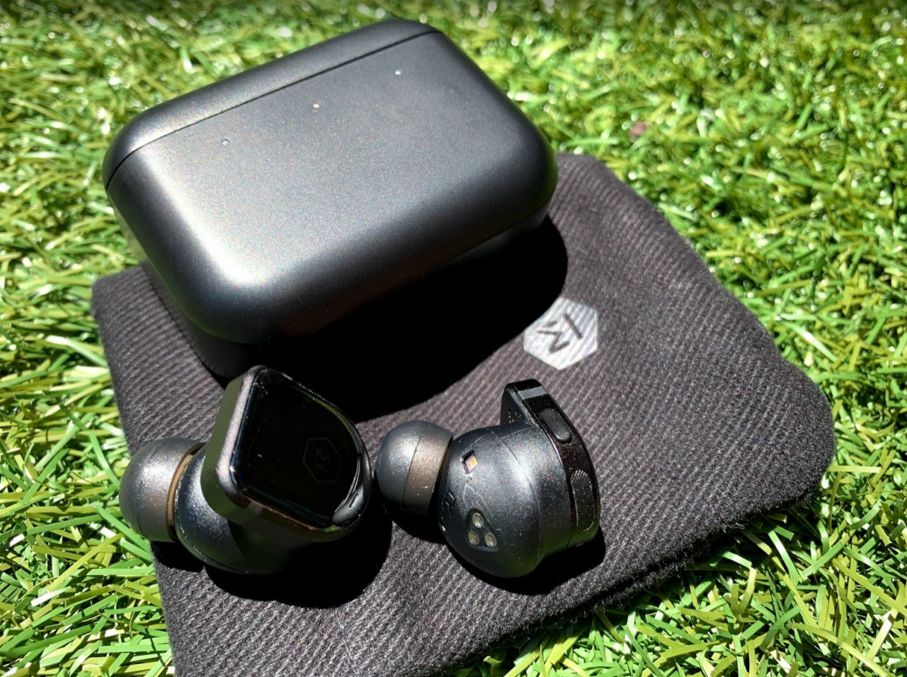 Master & Dynamic MW08 earbuds review: a good listener | by Stefan