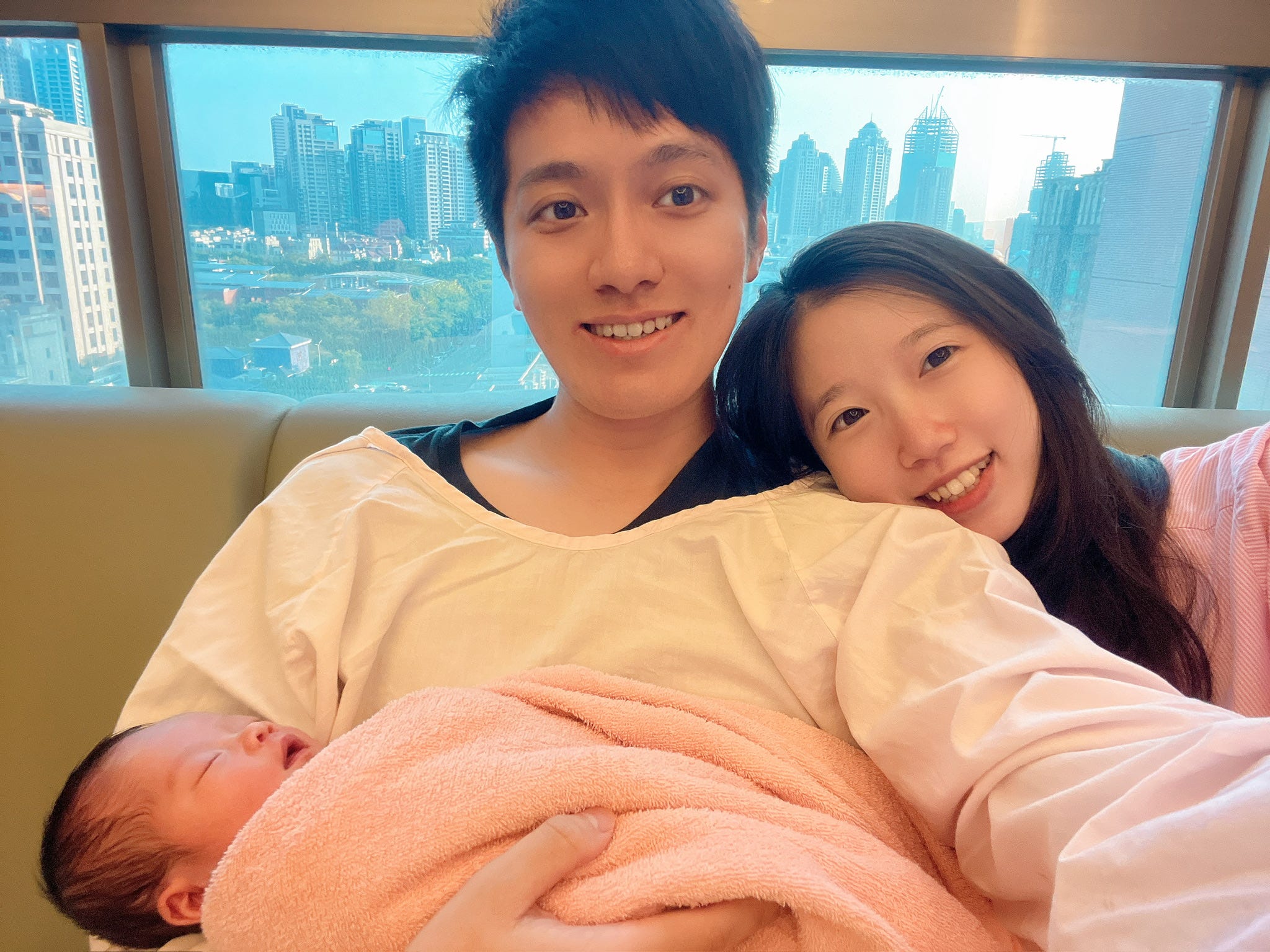 當爸了！女兒Sarah 出生，從生產到產後流程與開銷全記錄｜37W+2自然產｜台中林新醫院生產＆林新產後護理之家開箱＆想對女兒說的九段話| by  鄭冠中Jason Cheng | Jason 的生活雜語| Medium