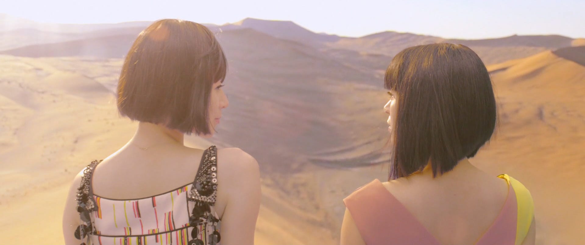 音樂】經過17 年的等待宇多田光與椎名林檎放閃合作. 她與她對視，微笑，然後吟唱，兩條迥異卻綿密契合的聲線對撞、然後毫無違和感地交纏在… | by  Issue Chen | Nothing but ISSUE | Medium