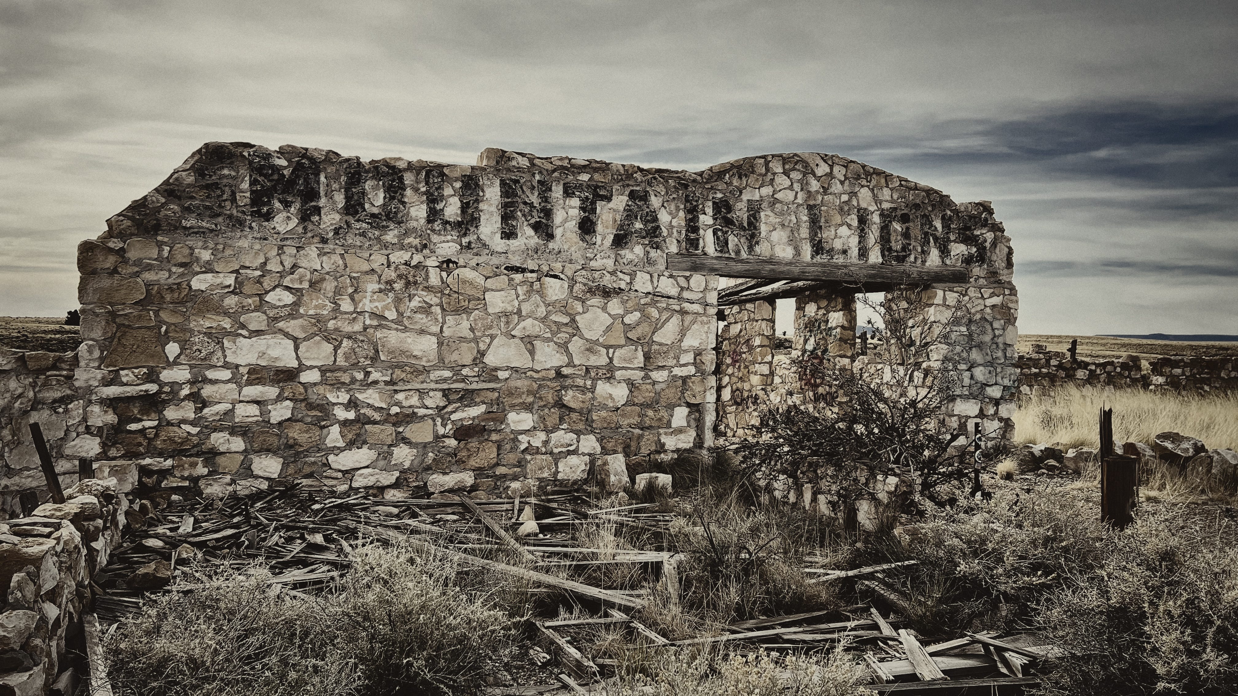 洋楽 DA RUINS The Ruins of Two Guns, Arizona. Photographs along the side of the