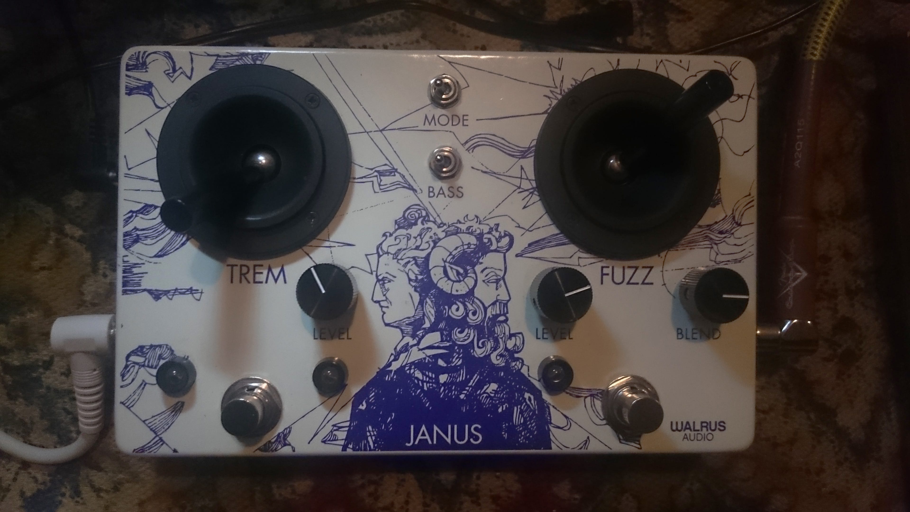 WALRUS AUDIO JANUS 　ファズ　トレモロ Review: Walrus Audio Janus Fuzz / Tremolo | by Alex Lynham