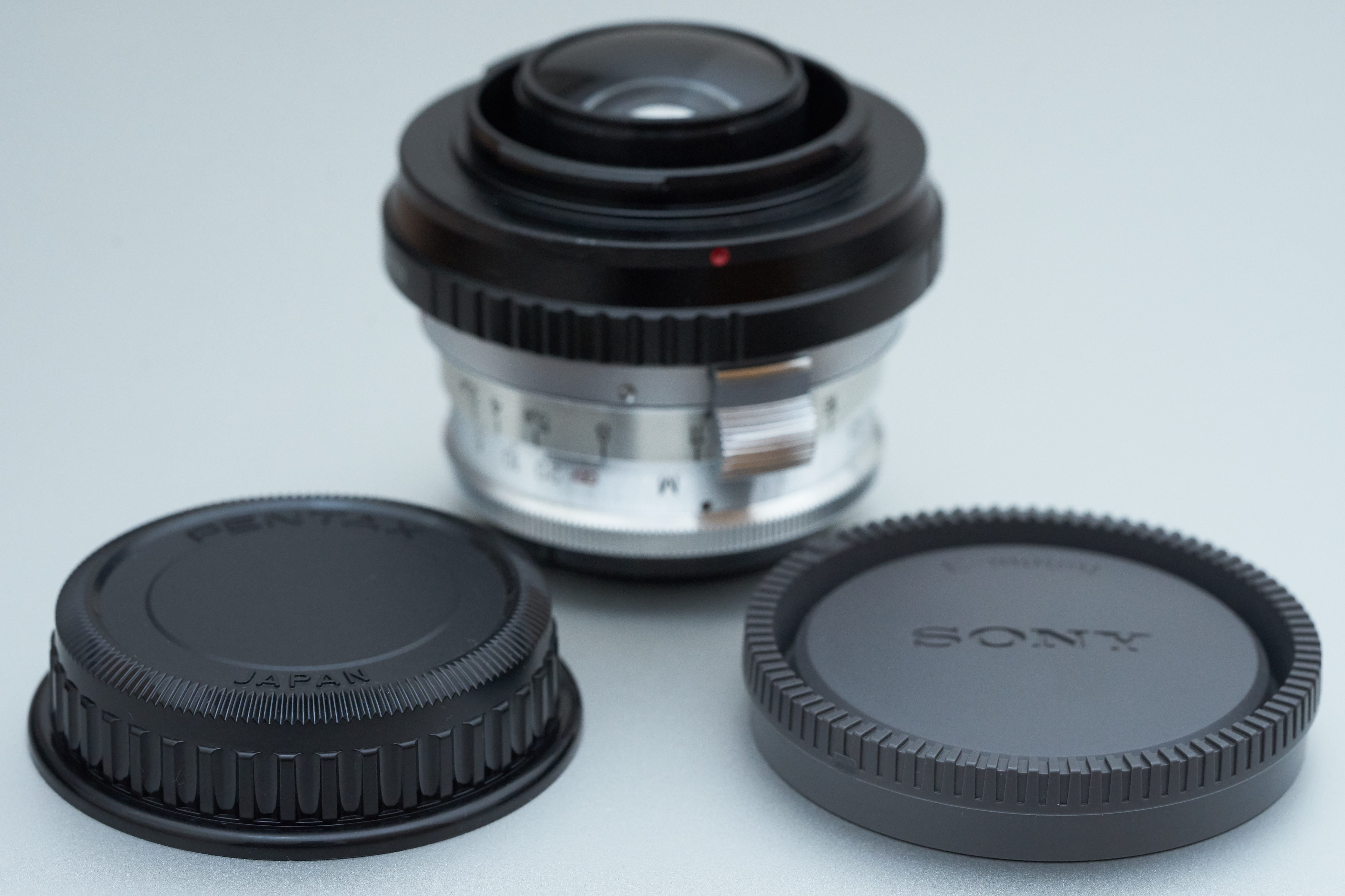 Jupiter-12 35mm F2.8とマウントアダプタ(後玉が収まるEマウントリア