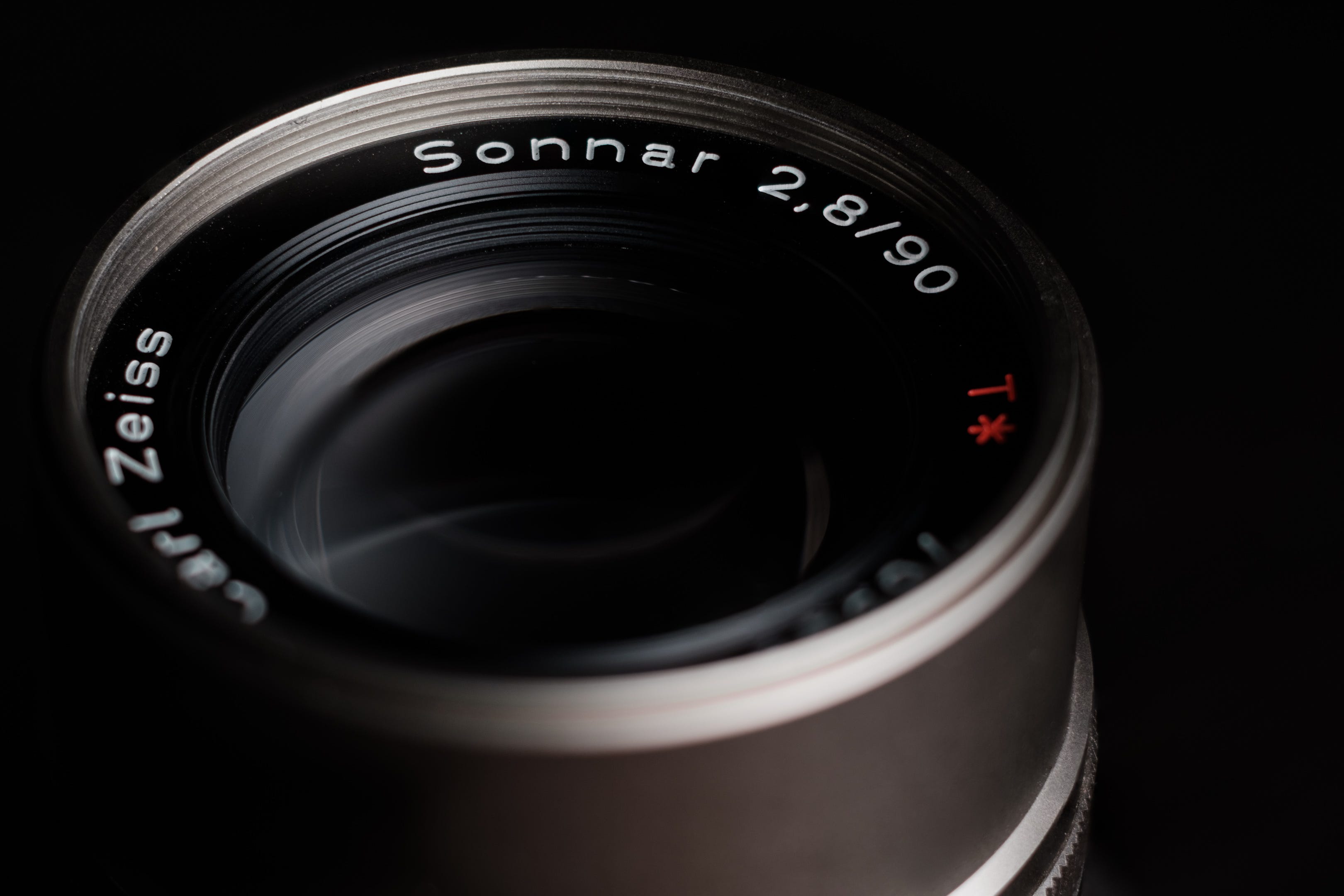 【極上】 Carl Zeiss T* Sonnar 2.8/90 単焦点レンズ Zeiss Sonnar T* 90mm f2.8 — A Long-Term Review | by Aloysius