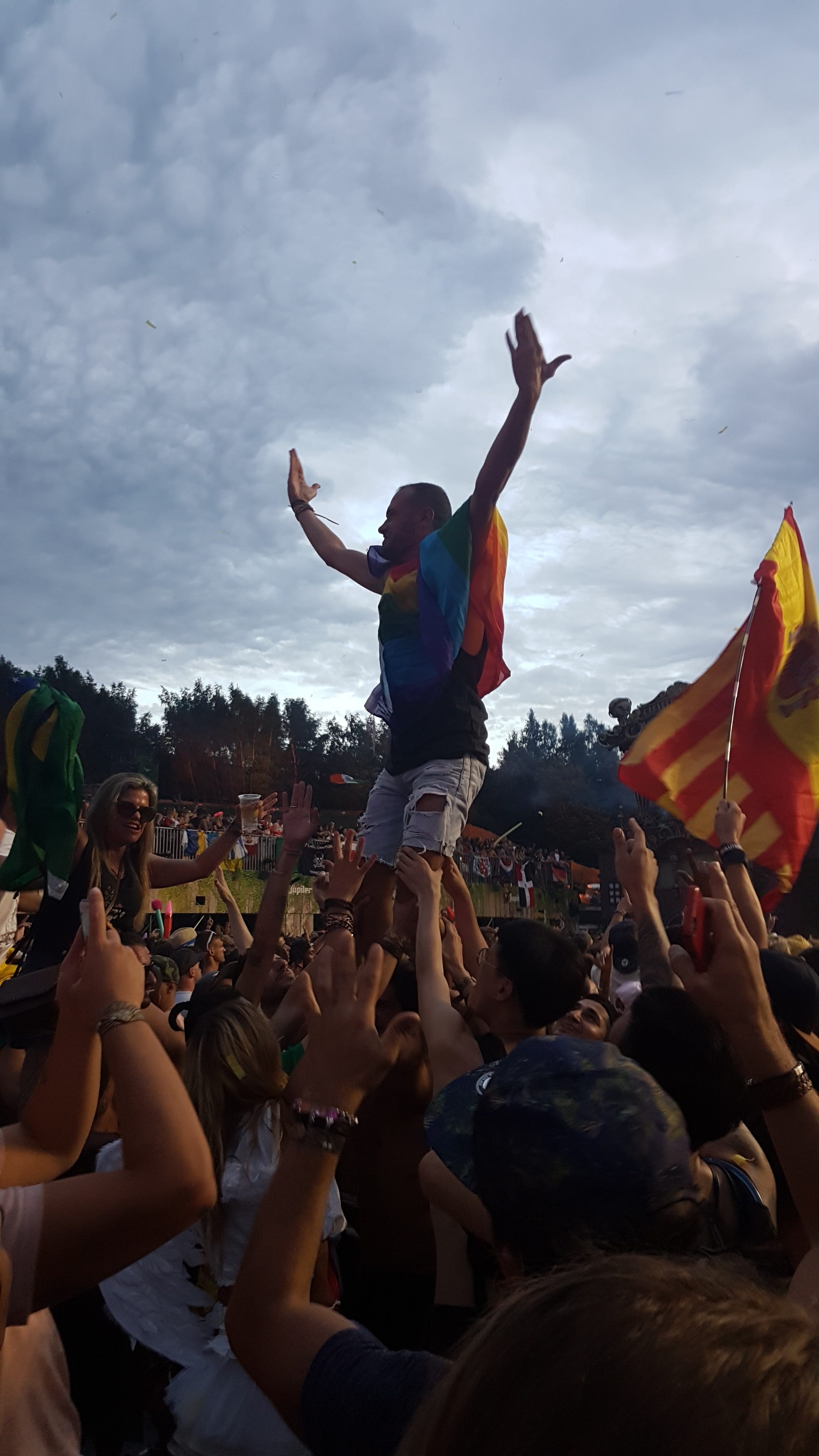 Banco de imagens : agua, silhueta, pessoa, pessoas, brilho do sol, cabelo,  Toque, luz solar, Garoto, criança, olhando, verão, masculino, piscina,  jovem, Primavera, cor, pequeno, sombra, azul, infância, Ao ar livre,  ensolarado,, image size:2268x4032