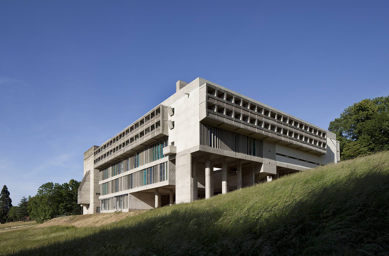 洋書 la Tourette et Le Corbusier Le Corbusier's La Tourette is a UNESCO world heritage site