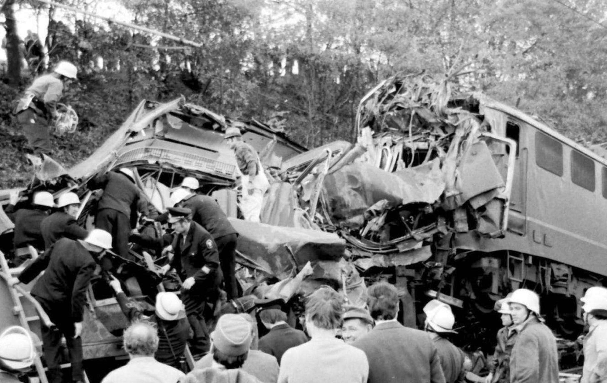 希少HENGE DASSEN morphosis, derailment Fatal Fall: The 1973 Guntershausen (Germany) Train Collision