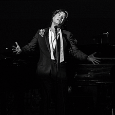 Review: “Two Hours of Pow!” — Rufus Wainwright Channels Judy Garland at Carnegie Hall