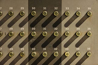 What are the basic requirements for building a quantum computer
