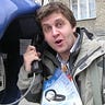 что такое открытая эра в теннисе. 0*A nrYW1gWFh tos1. что такое открытая эра в теннисе фото. что такое открытая эра в теннисе-0*A nrYW1gWFh tos1. картинка что такое открытая эра в теннисе. картинка 0*A nrYW1gWFh tos1. В течение 40 лет профессиональный и любительский теннис были строго разделены — как только игрок становился «профессионалом», он не имел более права выступать в любительских турнирах. В 1930 году Ассоциация лаун-тенниса США выдвинула идею открытых турниров, где могли бы участвовать как любители, так и профессионалы, но Международная федерация лаун-тенниса последовательно проваливала это предложение как в этом году, так и в дальнейшем. Фактически, однако, ведущие теннисисты-любители много лет получали деньги за выступления в виде не афишировавшихся бонусов от спонсоров и оплаты фиктивных счетов за проезд и жильё. Появился даже термин «shamateurs», то есть «поддельные любители». В 1963 году ведущий британский спортивный обозреватель Брайан Гранвилл писал в «Sunday Times», что теннис перестал быть подлинно любительским спортом как минимум за четверть века до этого. При этом ведущие теннисисты легко расставались со статусом любителей, переходя в профессиональные турне (в частности, в 1960-е годы ряды профессионалов пополнили звёзды австралийского любительского тенниса Род Лейвер и Джон Ньюкомб). В 1967 году было объявлено об организации нового профессионального тура World Championship Tennis (WCT), с менеджером которого заключили контракт, помимо Ньюкомба, такие бывшие любители, как Тони Роч, Клифф Драйсдейл и Никола Пилич. Вскоре после этого контракт с другим профессиональным турне — Национальной теннисной лигой (англ. National Tennis League, NTL) — подписал ещё один ведущий любитель Рой Эмерсон.
