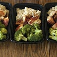 3 meals of chicken, rice, and broccoli meal preparation.