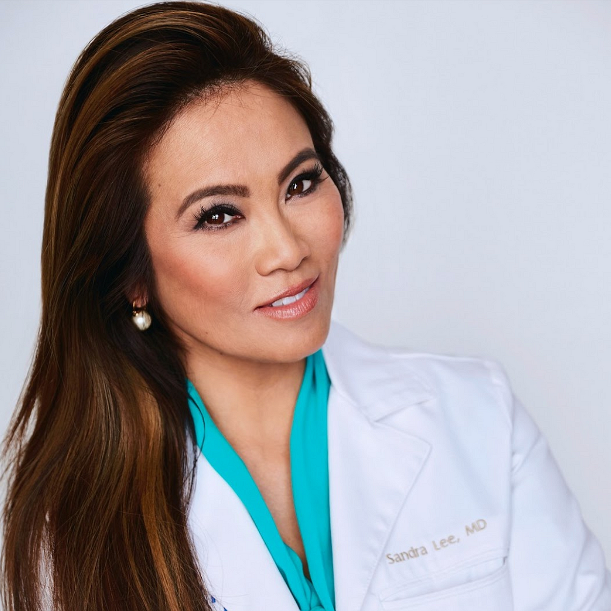 How Dr. Sandra Lee, Dr. Pimple Popper, Thrives As an Entrepreneur Turned  Celebrity | by Ming S. Zhao | Authority Magazine | Medium