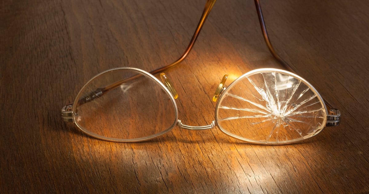 Broken glass. очки с треснутым стеклом. разбитые очки. My glasses were broken. очки с треснутым стеклом.