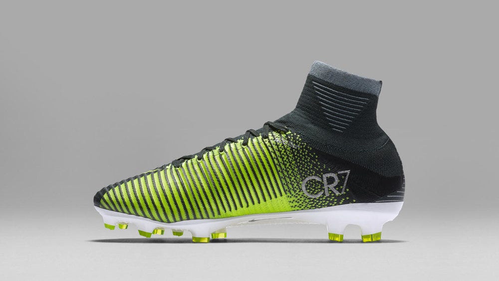 Una nueva línea de zapatillas celebra el descubrimiento de CR7 | by  FútbolFemenino.tv | FutbolFemenino | Medium