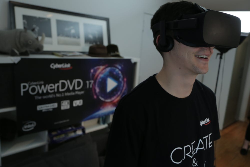 Guinness World Record Set for Longest Time Spent in VR | by Alice Bonasio |  Medium