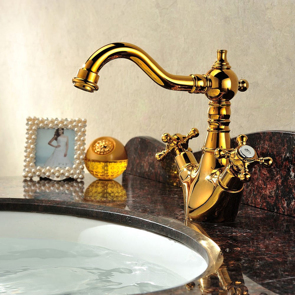 Дизайн ванной комнаты с бронзовыми смесителями