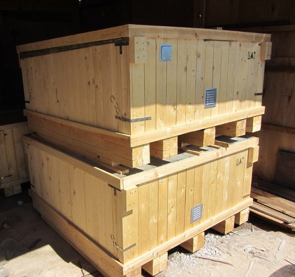 Упаковка паллет стреп лентой. Деревянный транспортный ящик. Гофрокороб крышка дно белый с печатью. Белые тары для упаковок. Исправная упаковка.