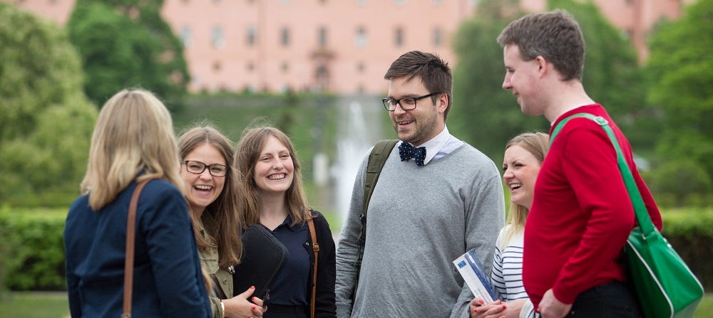 Studenten Taetowierte Zierlicher Partnertausch