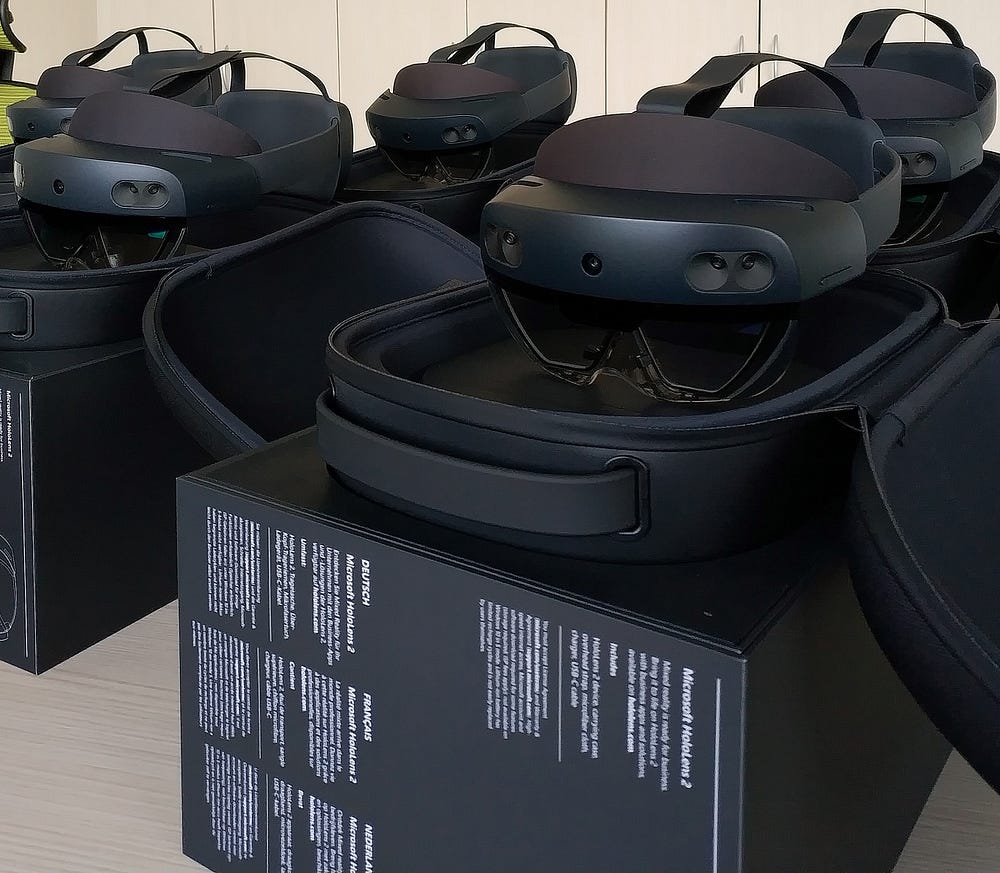 Magic tricks at TROIA: Multiplying HoloLens 2 glasses!