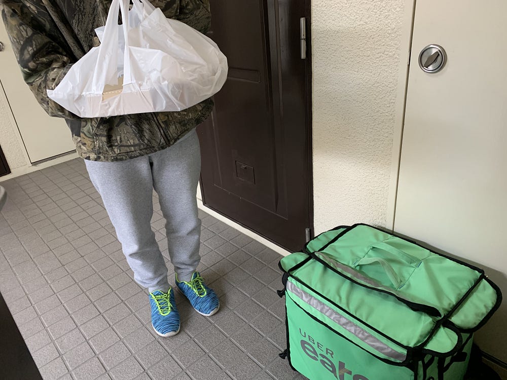 UberEats 又出事配送員將被拒收的食物丟在樓梯間？！. 前幾年被炒得 