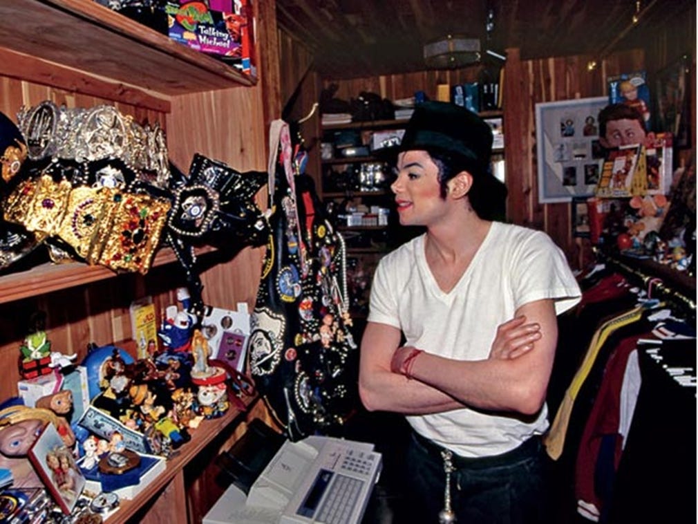 O Leilão de roupas. O estilista que desenhou a imagem… | by MJ Beats | MJ  Beats | Tudo sobre Michael Jackson