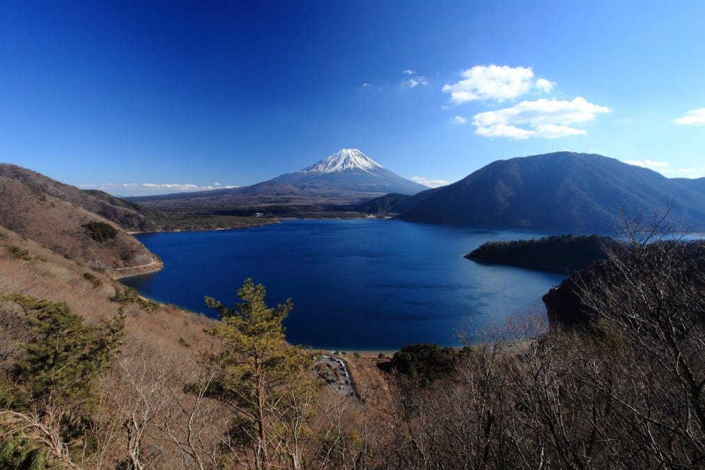 「千円札の裏の富士山」は本栖湖の穴場スポットで撮る！. 千円札の裏のデザインモチーフとなった本栖湖から望む富士山、そしてこの構図。今回は
