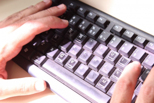 Um teclado desgastado de um telecentro. Foto por Jefferson Louis.