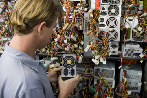 Almoxarifado do telecentro. As fontes de alimentação eram vitais para manter computadores funcionando. Foto por David Nemer.