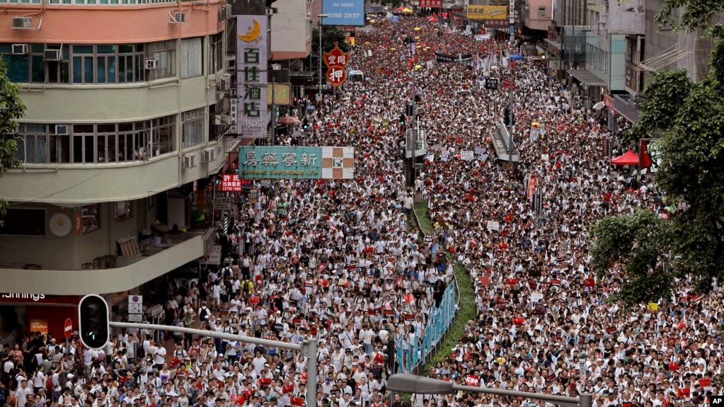 日常的抗爭 抗爭的日常 許多香港人都說6月9日的遊行是香港的最後一擊 筆者不太認同 但心裡明白法例的修訂 By Gerry Kwan 虛妄與卑劣的圖書館