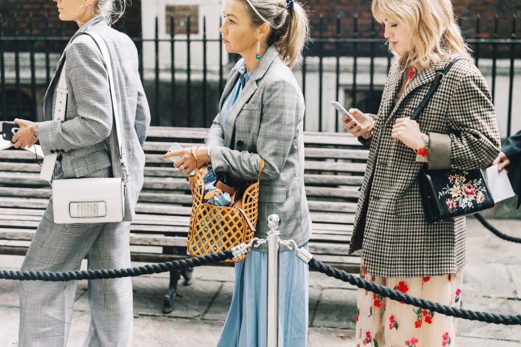Yuk tampil kasual dan chic dengan denim dress