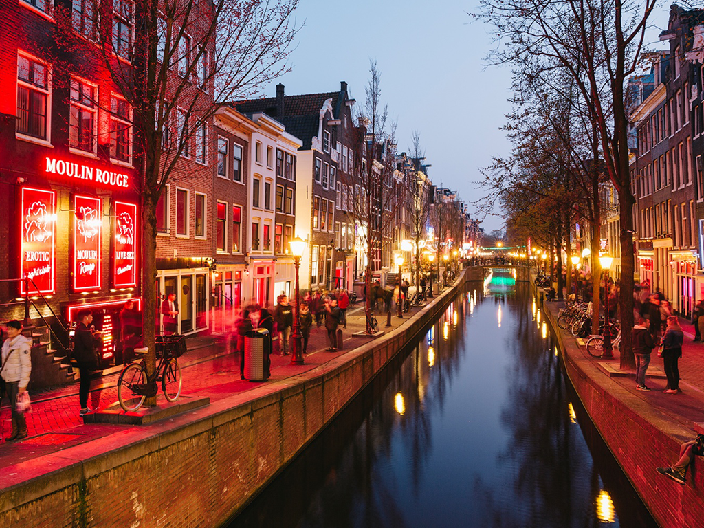 Lizzyknows - Top Things to Do in Amsterdam’s Red Light District.