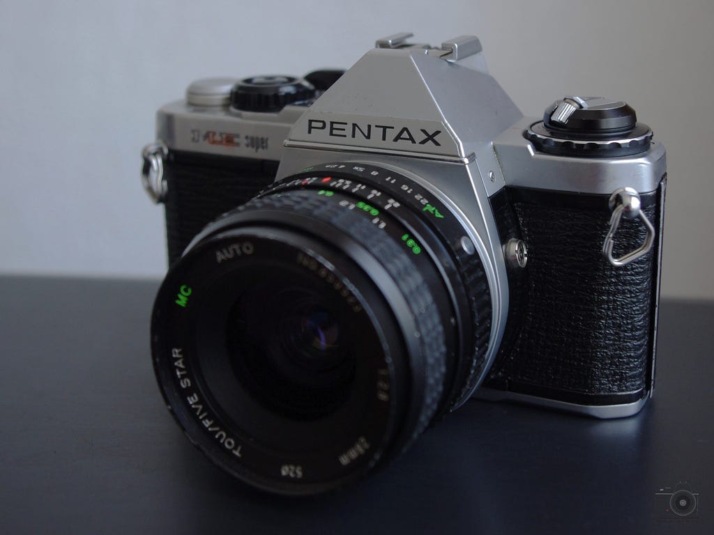 Tutorial — Cómo colocar un rollo fotográfico a una cámara | by Ali ...