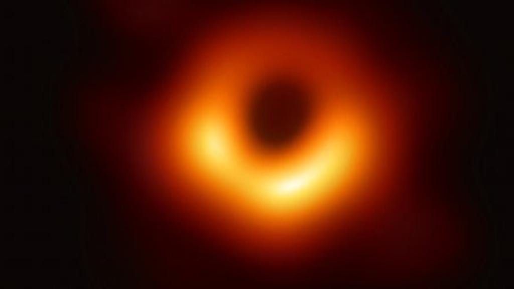 La foto al buco nero, finalmente ci siamo: ancora pochi giorni e vedremo la  sua faccia