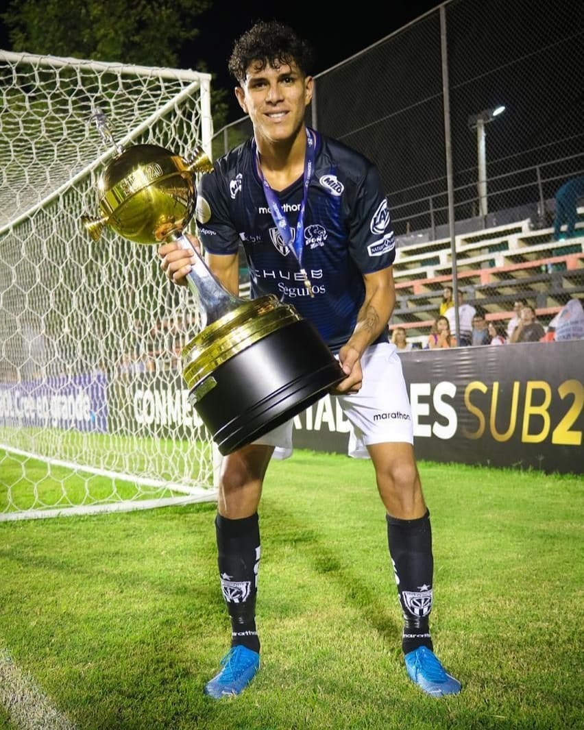 O jovem comemorando o título da Libertadores sub-20 pelo Independiente Del Valle.